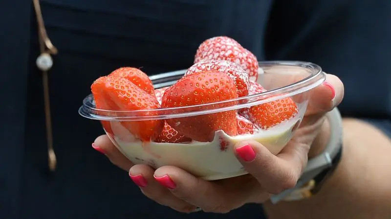 Ushqimi historik i Wimbledonit bëhet viral në botë – kushton sa një ëmbëlsirë në Prishtinë! 2 140623154515 strawberries at wimbledon
