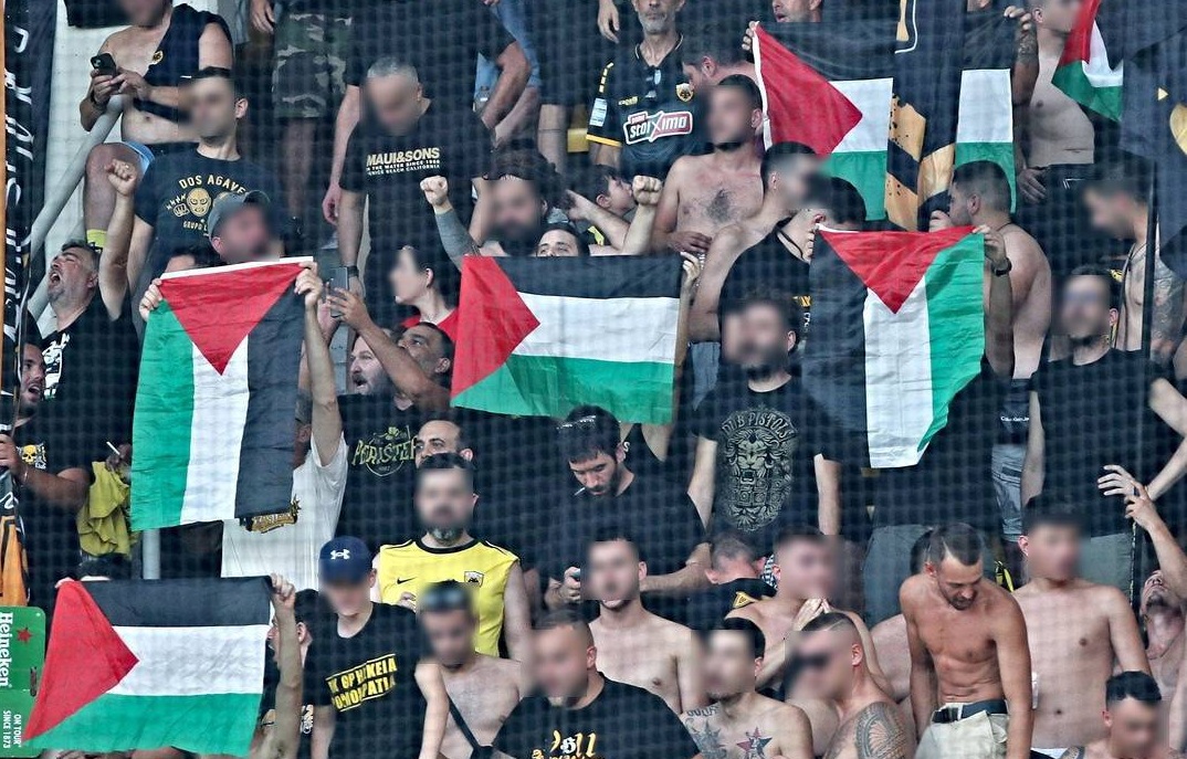 Tifozët e AEK Athinës shpalosin flamuj palestinezë the thirrje kundër Izraelit në ndeshjen ndaj Hapoelit!