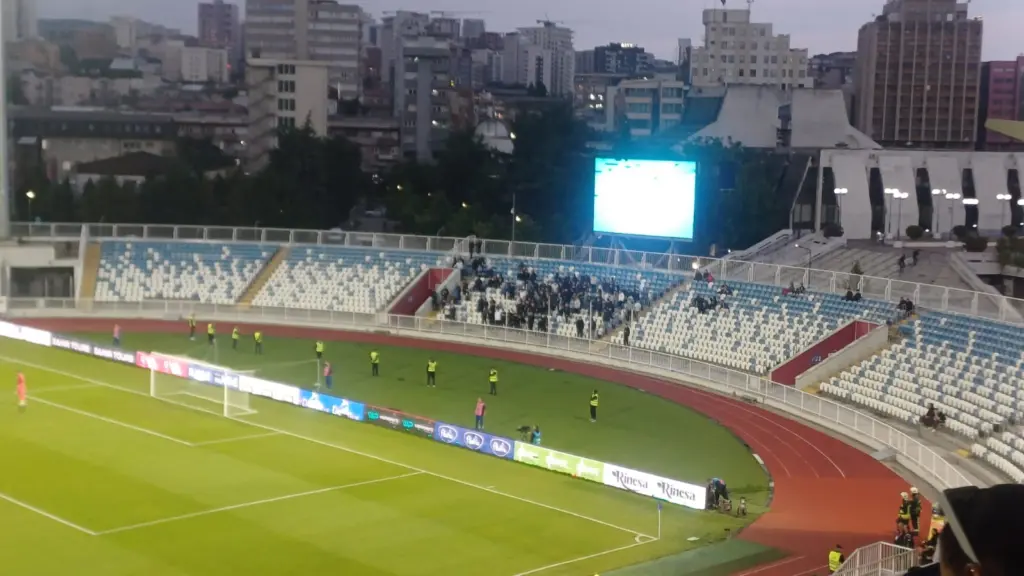 Përfundon ndeshja, Prishtina mposhtë Sheriffin me golat e Namanit dhe Ahmeti, 2-1. 19 Plisat