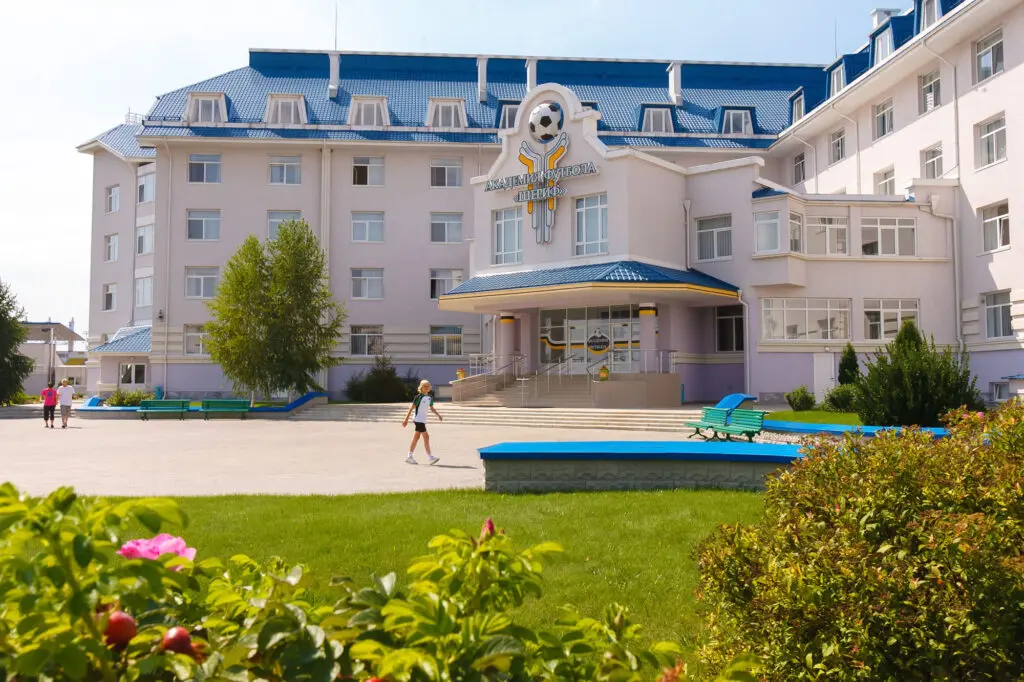 Kompleksi luksoz i Sheriffit që deklasoi Prishtinën: 2 stadiume, 8 fusha ndihmëse, hotel dhe pishina! 2 ih9w0466 1024x682 1