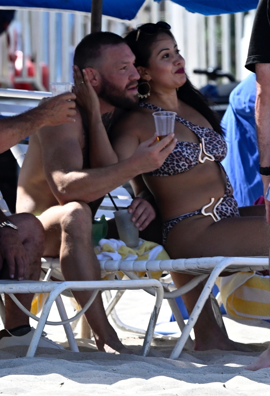 McGregor përfshihet në një tjetër skandal, kapet duke u puthur me një femër misterioze që nuk është partnerja e tij! 2 started off low key sparring 1009645844