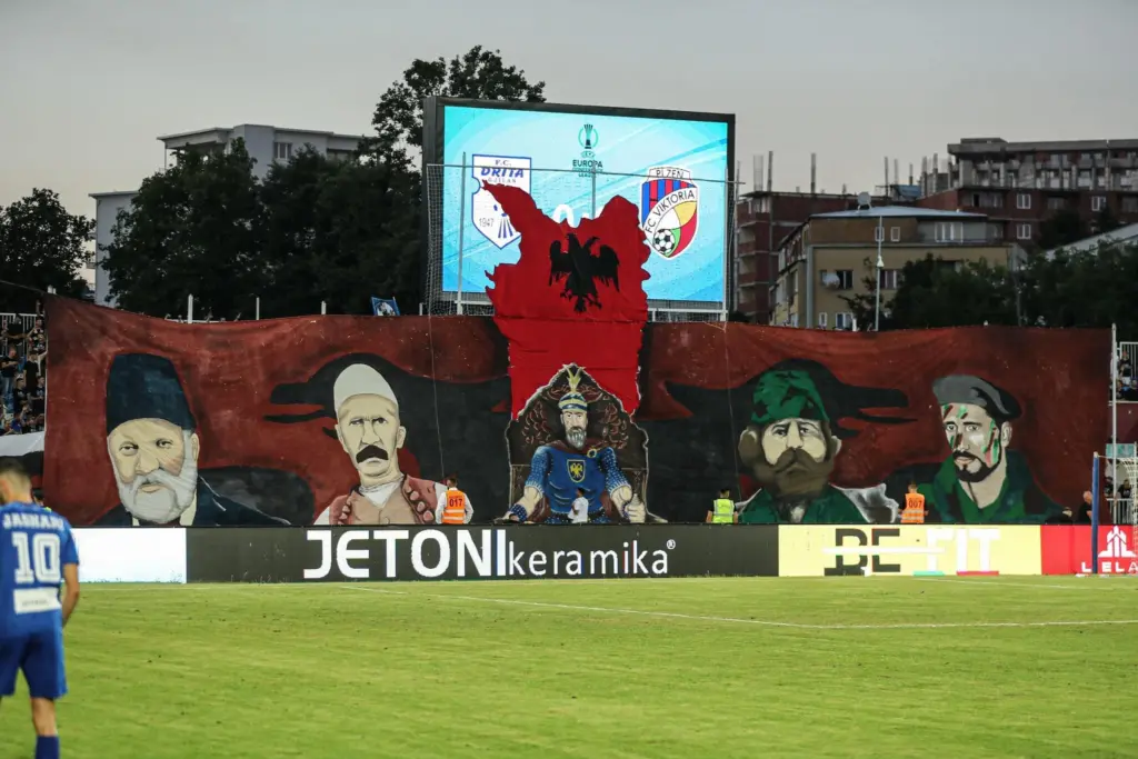 Ku janë “Intelektualët” e vërtetë? Përplasja me kryesinë e Dritës shkaktoi "tërmet" brenda tifogrupit 2 Intelektualet