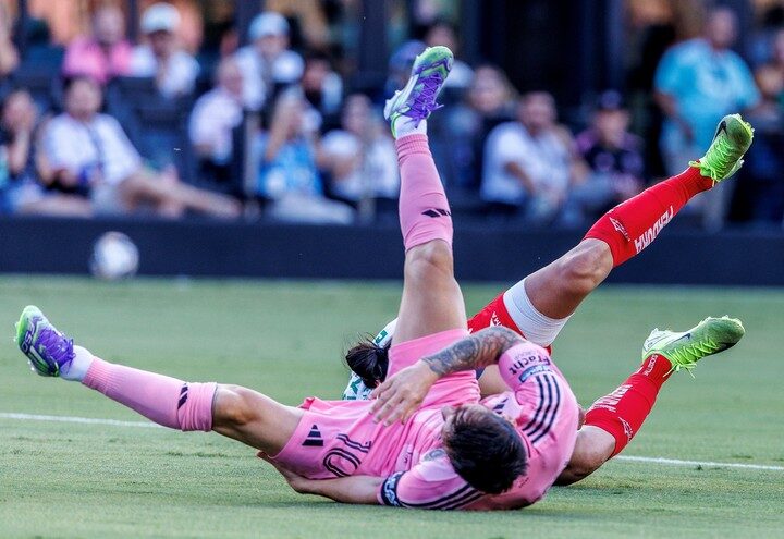 Messi në duel Kërlaçki Messi në duel