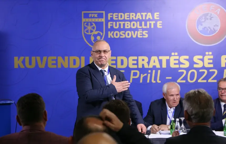 Kryetari i FFK-së ka reaguar mbrëmë vonë pas mesnatës, por komentuesit shpërthyen me kritika dhe ironi