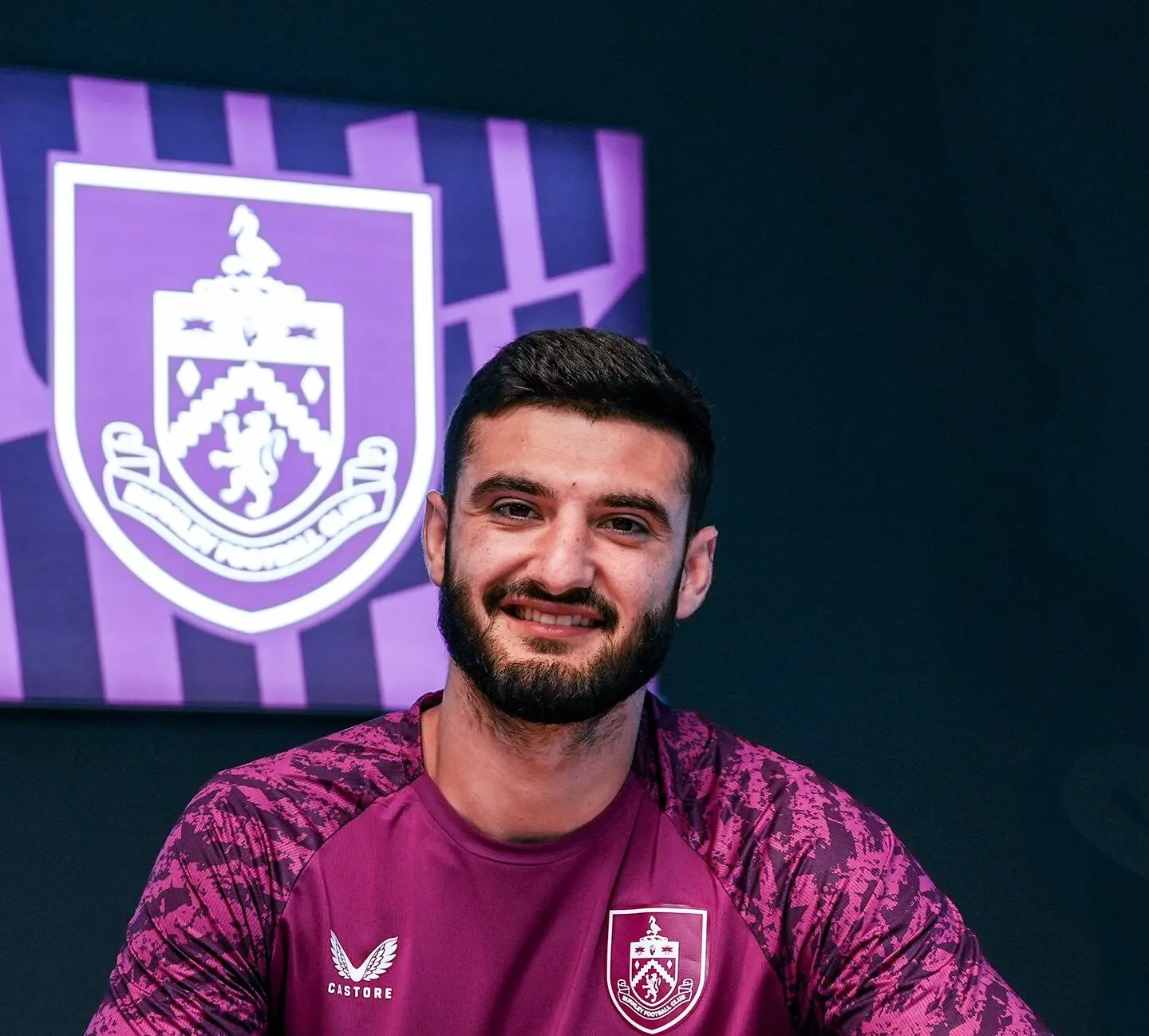 Ai ka mbërritur! Burnley prezanton Armand Brojën