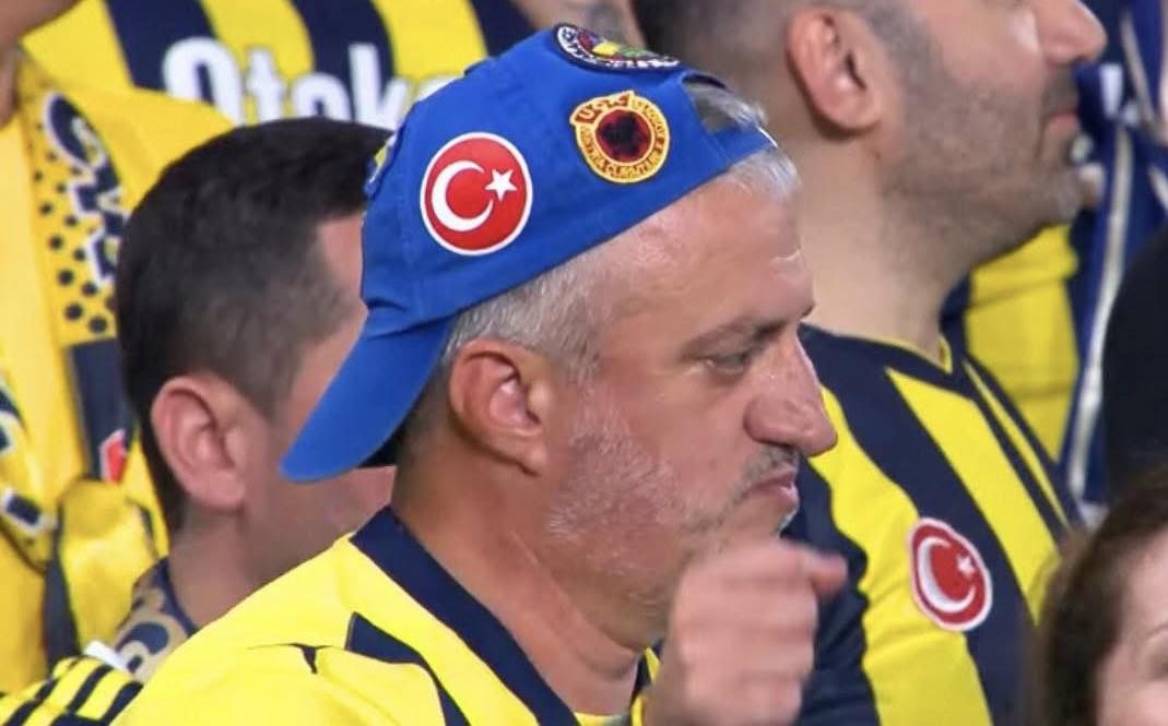 Tifozi i Fenerbahçes me emblemë të UÇK-së bën bujë në rrjetet sociale! 6 Tifozi i Fenerbahçes