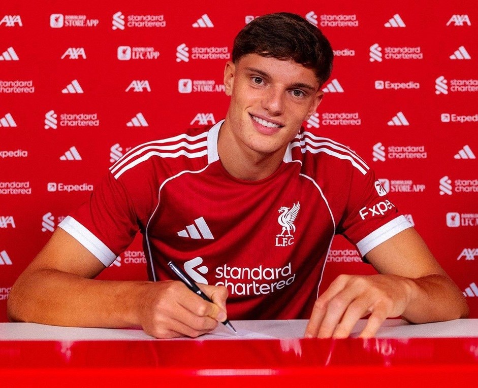 Liverpool përfundon transferimin e talentit Giovanni Leoni, 18‑vjeçar nga Parma 10 Giovanni Leoni