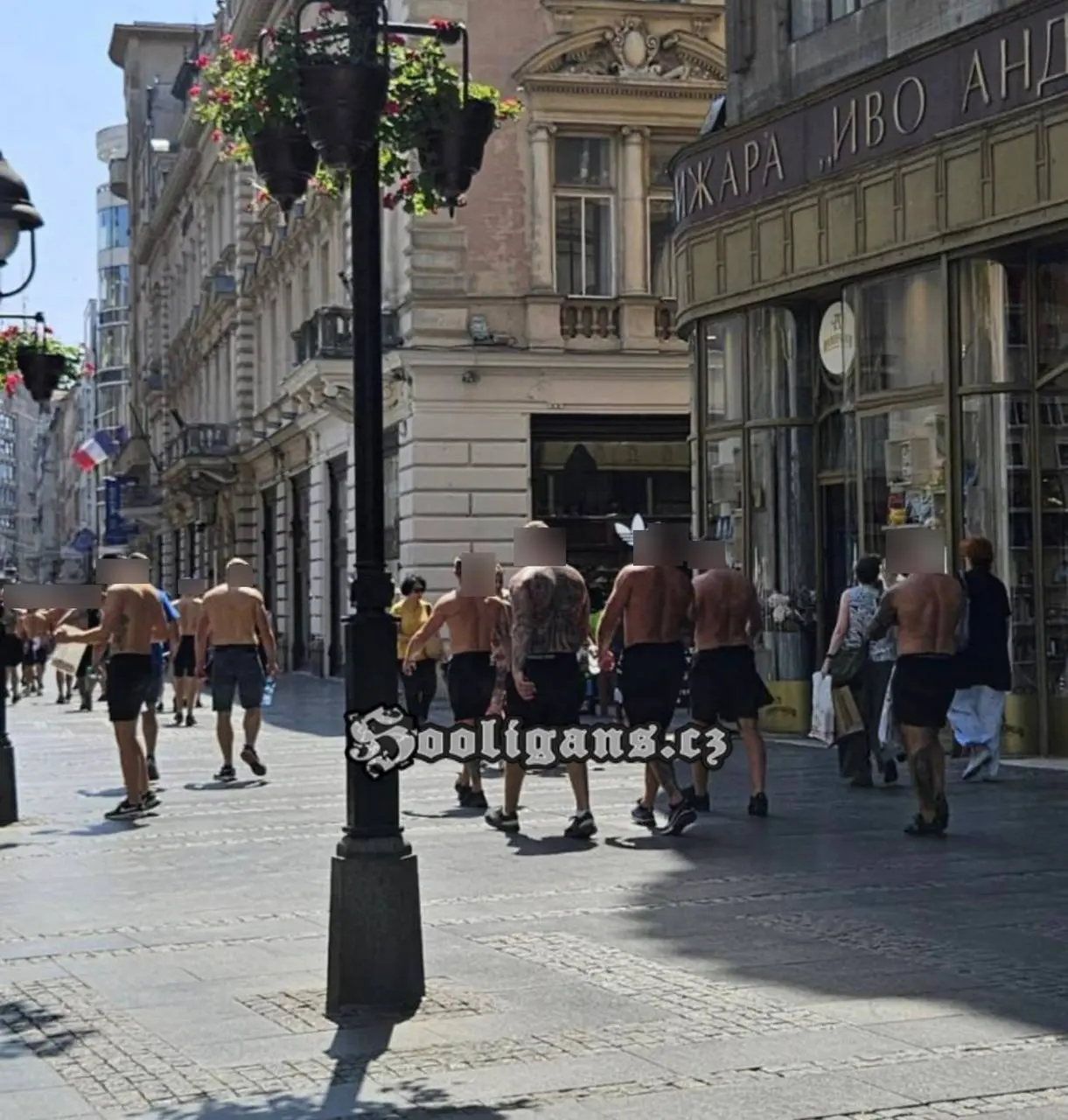Huliganët e Poznan, Lodz dhe Krakovia në Beograd - askush nuk i ngacmon, forcën e tregojnë me vitrina lokalesh! 1 Polakët neë Beograd