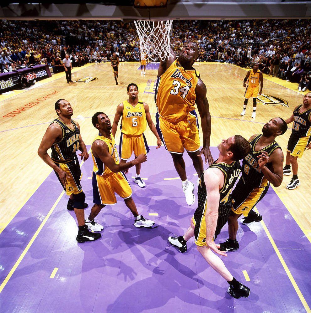 Shaquille O'NealKarrierën e nisi me Orlando Magic në vitin 1992, por kulmin e arriti me Los Angeles Lakers, ku fitoi tre tituj kampioni radhazi (2000–2002) dhe u shpall MVP i finales në të gjitha ato sezone. Një tjetër titull e mori me Miami Heat në vitin 2006. Në vitin 2000, u shpall edhe MVP i sezonit të rregullt në NBA.
Pas përfundimit të karrierës në basketboll, Shaq ka ndërtuar një profil të jashtëzakonshëm si analist sportiv në emisionin "Inside the NBA" në TNT, ndërkohë që është edhe biznesmen i suksesshëm, aktor, producent muzikor dhe personalitet mediatik. Ai zotëron diploma të avancuara, përfshirë një doktoraturë në edukim (Ed.D.).
Shaquille O’Neal është i njohur jo vetëm për dominimin fizik dhe lojën spektakolare në fushë, por edhe për personalitetin karizmatik dhe humorin që e ka bërë të dashur për publikun në të gjithë botën.