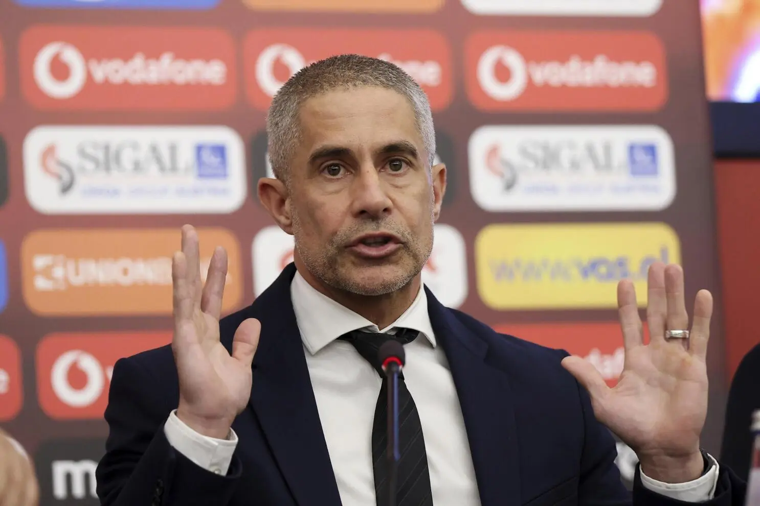 Sylvinho më në fund bindet ta ftojë sulmuesin që luan në Itali 1 sylvinho 1