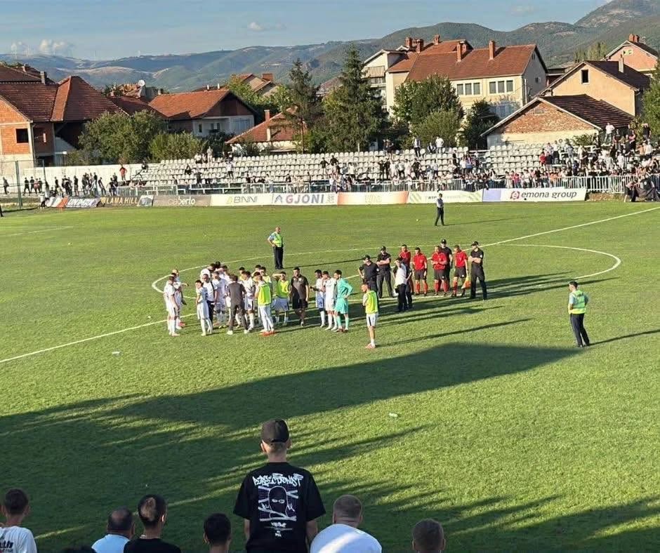 "Shishe të mbushura me zall, shkrepësa dhe gurë" - Vushtrria në peocedurë disiplinore për ndeshjen me Lirinë 2 548137526 122188601330335642 3543203422009711301 n