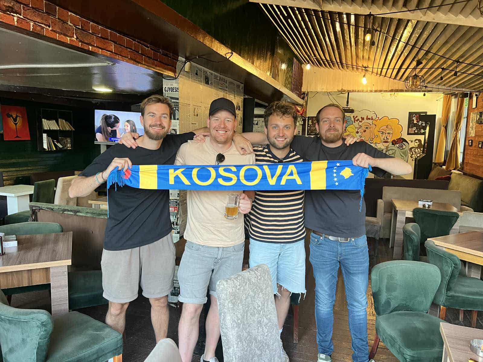 E pazakontë: Katër tifozë holandezë të Groningenit, tifozë të Kosovës! 2 Tifozët e Groningen