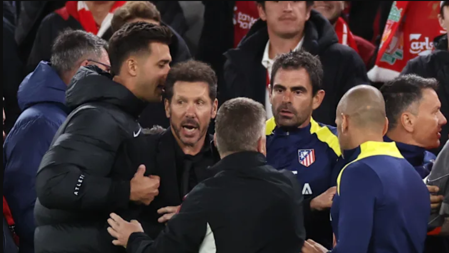 Simeone, përplasje me tifozët dhe përjashtim nga ndeshja 1 Diego Simeone