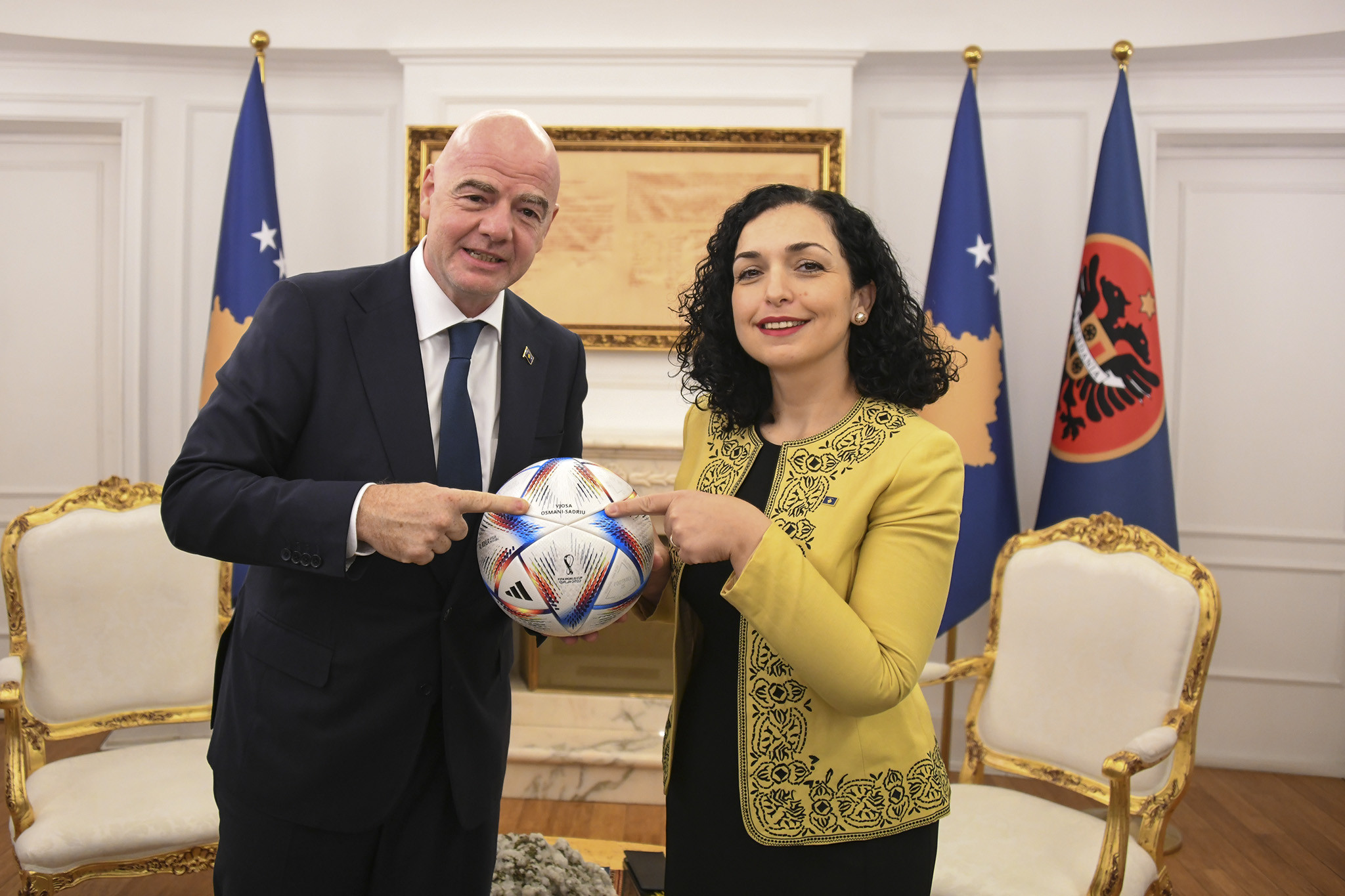 Agim Ademi falënderon presidenten Vjosa Osmani për dekorimin e kreut të FIFA-s 2 30 09 2022 1296045 1