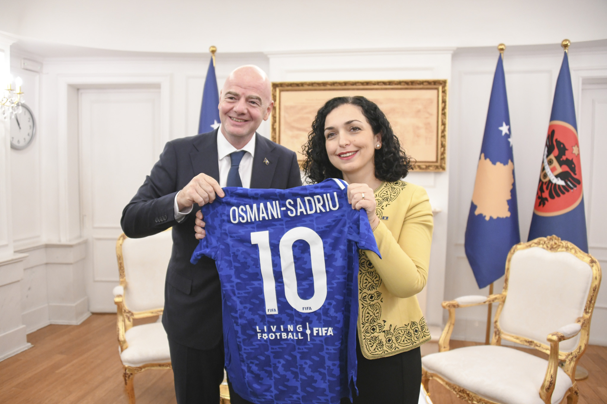 Agim Ademi falënderon presidenten Vjosa Osmani për dekorimin e kreut të FIFA-s 1 30 09 2022 5413537 3