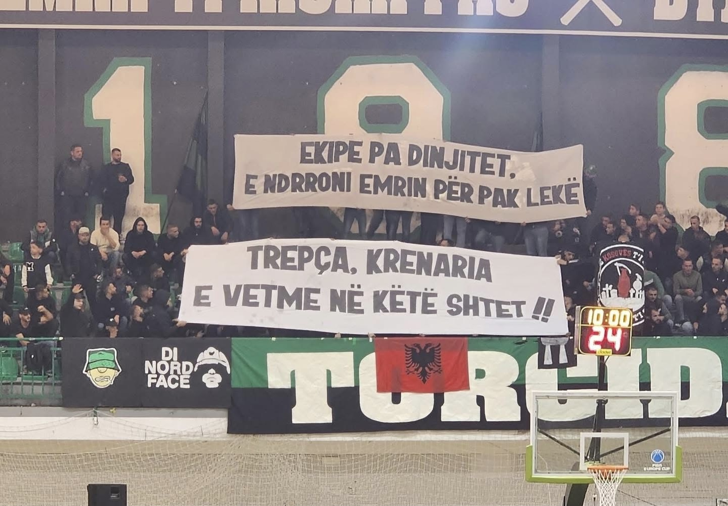 Torcida tallet me Pejën pas ndryshimit të emrit në “Go+ Peja”, pejanët kundërpërgjigjen pas ndeshjes 1 IMG 5409