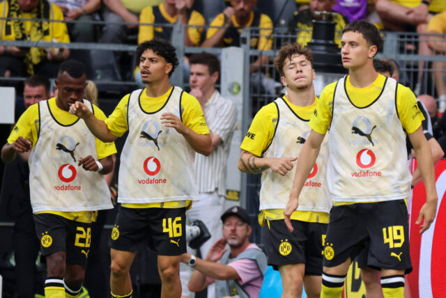 Lojtarët e BVB-së, Justin Lerma, Ayman Azhil, Jan-Luca Riedl dhe Luca Reggiani veshin një bisht dhe nxehen mënjanë.