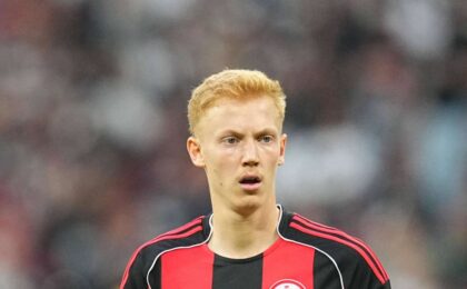 Hugo Larsson i Frankfurtit: Ylli i Ri që Po Shkëlqen në Premier League