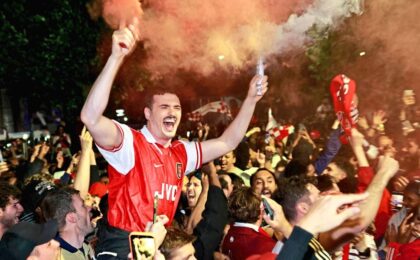 Arsenali Fiton Titullin Pas 22 Vitesh - Djemtë e Nick HornbyFestojnë Suksesin e Rinj