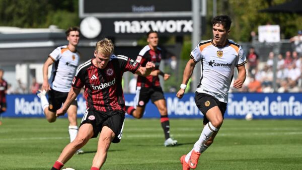 Eintracht Frankfurt Ruante Rekordin e Patëmetë në Ndeshjet Testuese me Fitoren e Madhe ndaj Hull City
