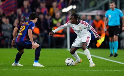 Xavi Espart (l.) im Zweikampf mit Yan Diomande