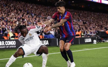 Yan Diomande (l.) im Zweikampf mit Joao Cancelo
