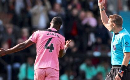 E kuqe e papritur: ÖFB Danso largohet nga fusha në minutën e 17-të gjatë humbjes së Sunderland në Premier League